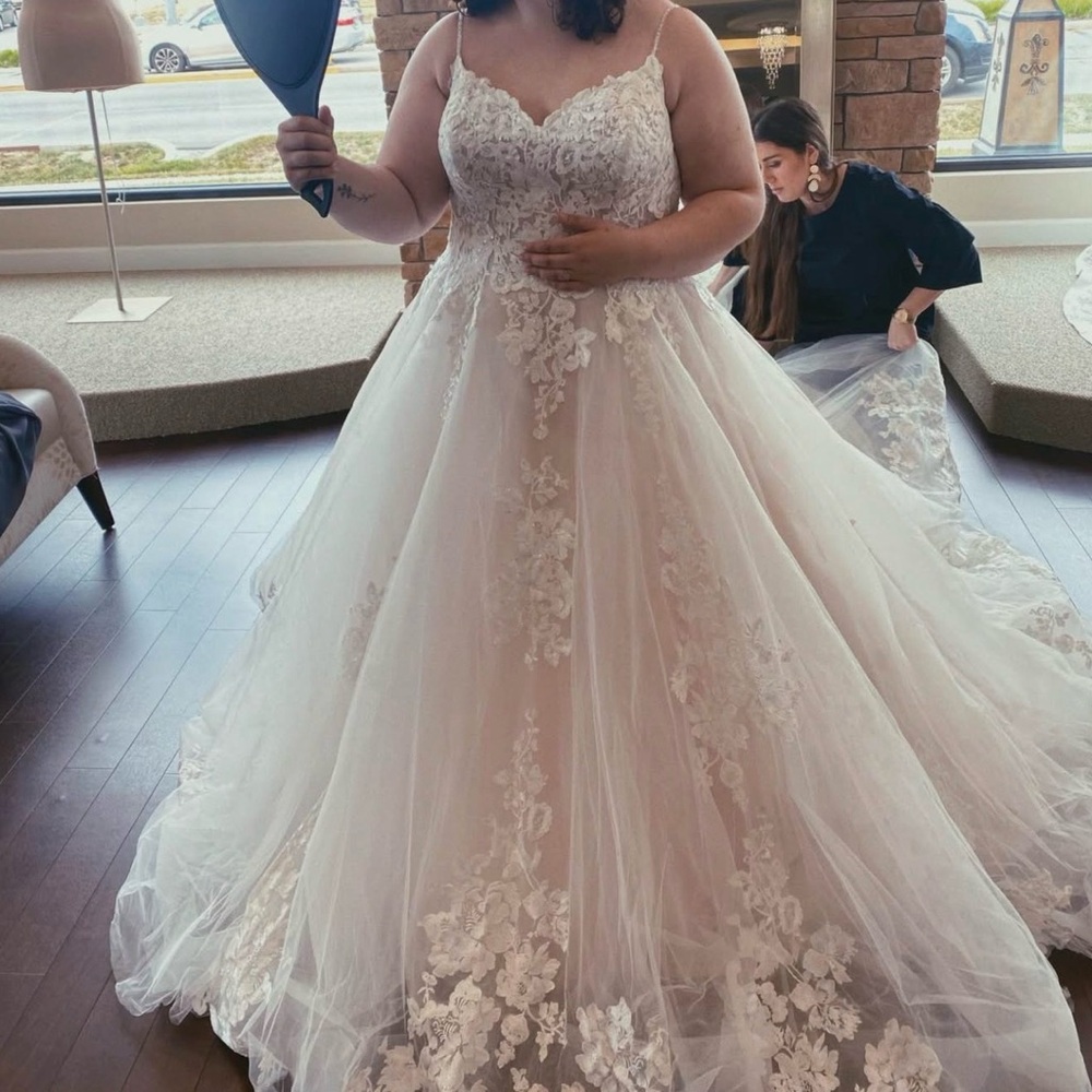 Elegant Lace Wedding Gown